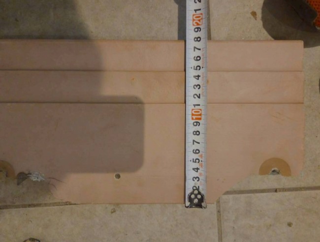 落下した破風板　短辺で80cm